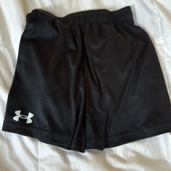 Boys Under Armour Shorts Size 5 - Picture 1 of 2